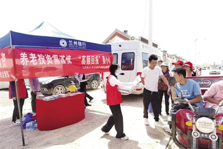 “金融服务车”开进新康村 让搬迁群众享受便民惠民金融服务