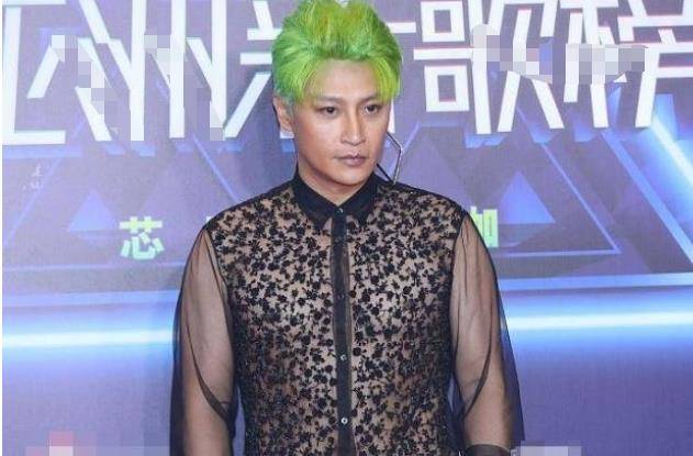 小虎队陈志朋出席网红生日宴，推蛋糕车当背景，比起其他成员落魄