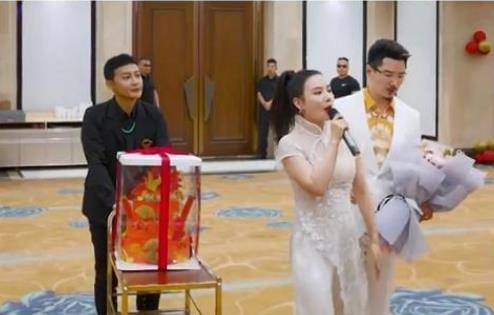 小虎队陈志朋出席网红生日宴，推蛋糕车当背景，比起其他成员落魄