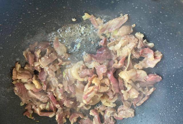 云腿肉炒蒜薹，蒜薹鲜甜，云腿咸香，做法简单快手，十分搞定