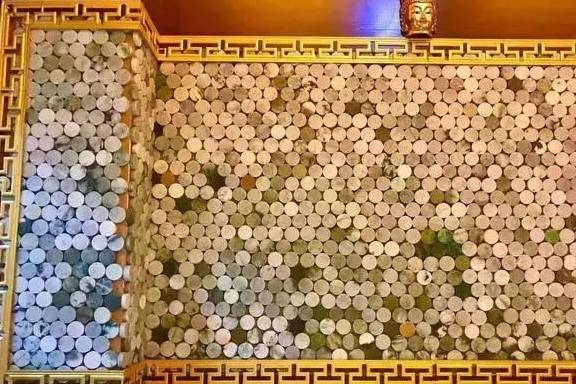 中缅边境这家小餐馆火了！手镯芯铺墙，玩的就是人民币！