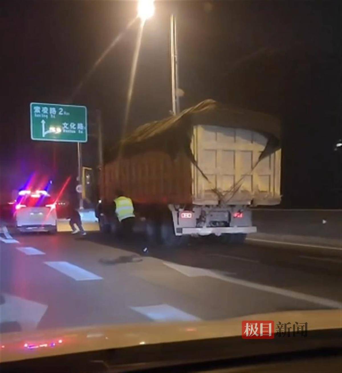 郑州执法人员欲对一货车进行检查，司机跳下高架桥，官方回应