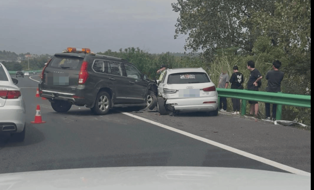 “司机像没意识了一样!”男子称SUV在高速上慢行、撞上石墩也不停,交警:司机目前无生命危险