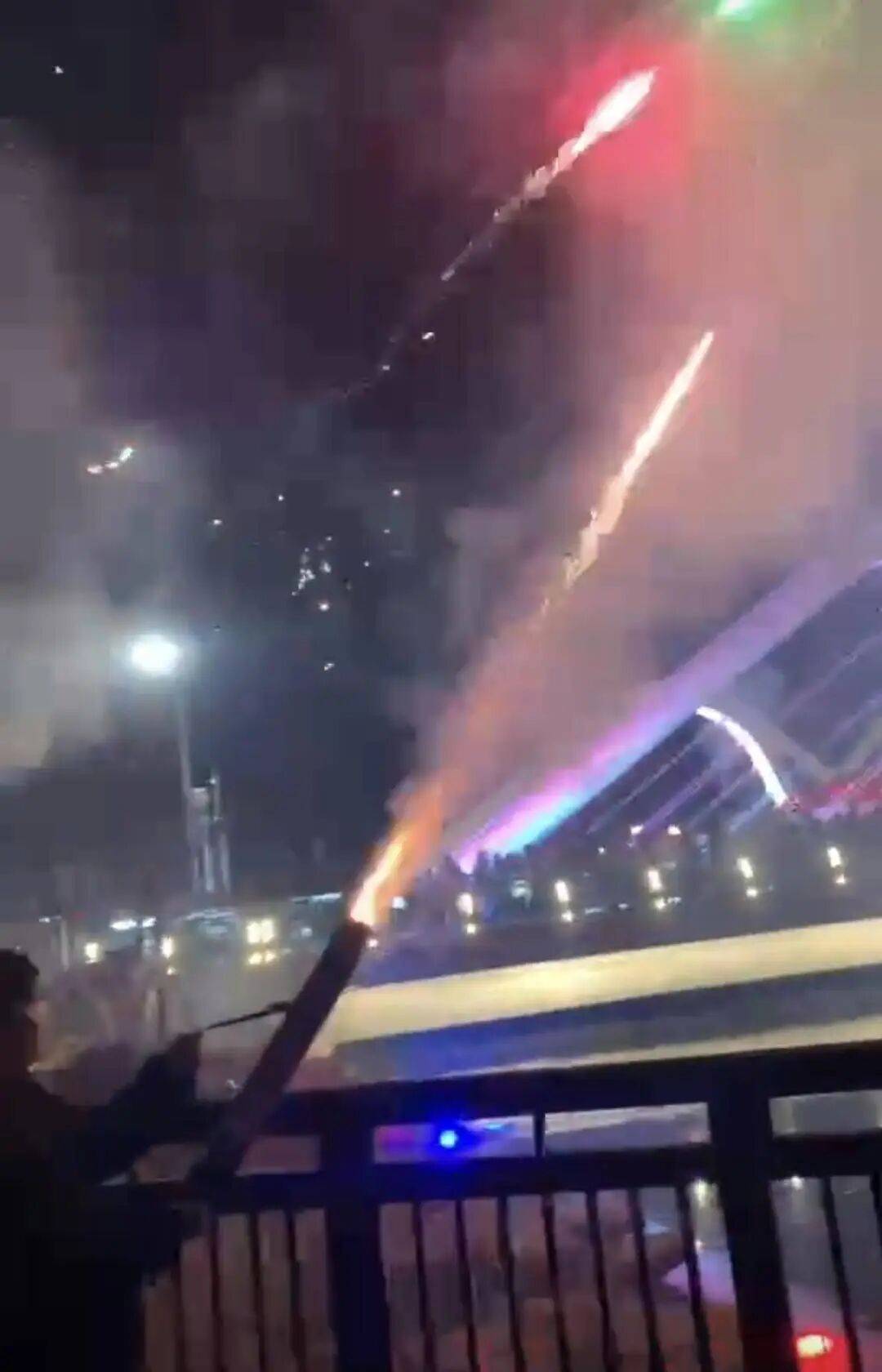 10岁男孩被烟花击中头部身亡,14岁嫌疑人被告上法庭,最新进展→