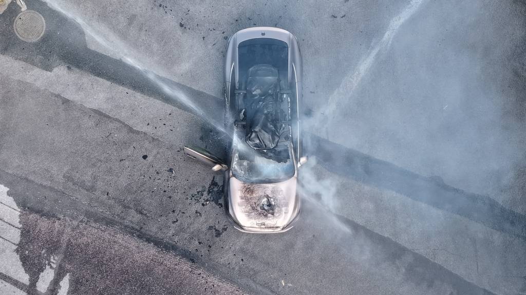 一辆蔚来牌轿车在大理一景区外起火,一家四口撤离及时无伤亡