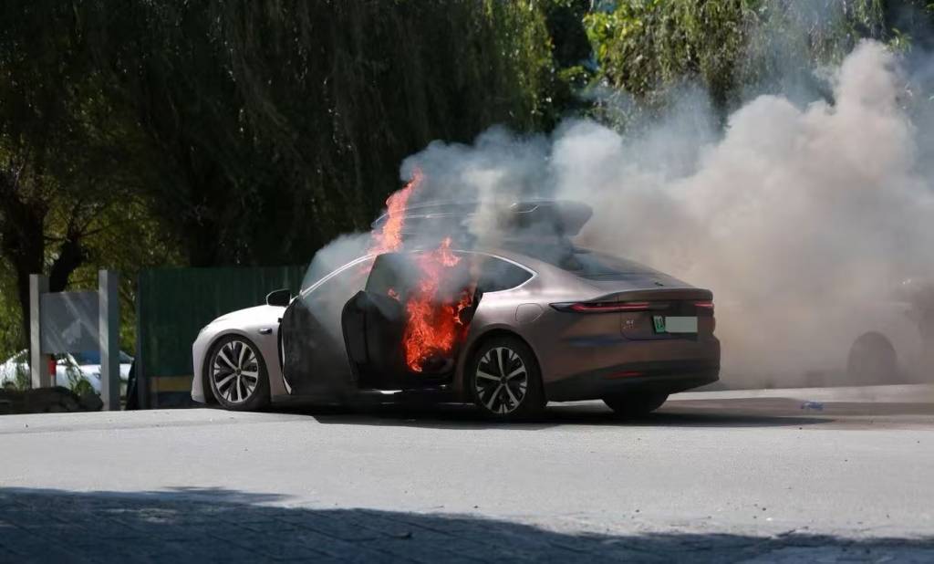 一辆蔚来牌轿车在大理一景区外起火,一家四口撤离及时无伤亡