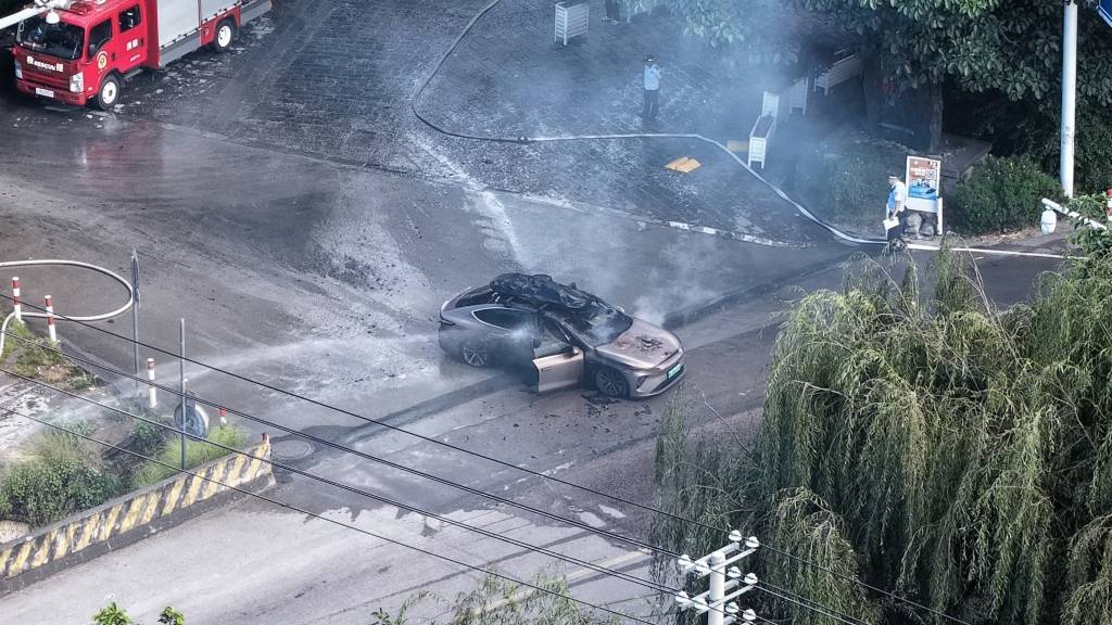 一辆蔚来牌轿车在大理一景区外起火,一家四口撤离及时无伤亡