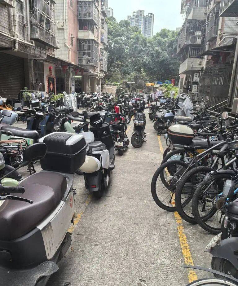 深圳一小区电动车管理引担忧，部门责令整改后，记者实探