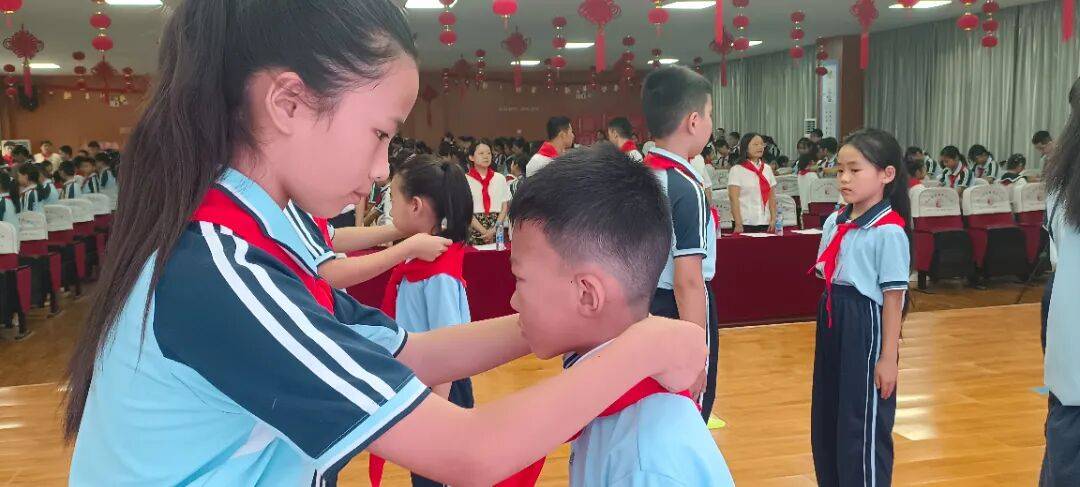 我县各级少先队组织开展“强国复兴有我 争当新时代好少年”建队日主题活动