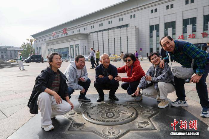 辽宁丹东国道G331零公里起点吸引游客打卡拍照