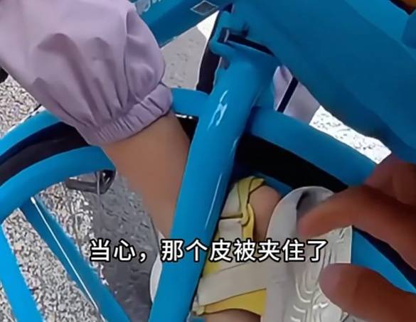 看着都疼!上海街头一男子突然求助:10岁女儿被死死卡住!这个行为太危险→