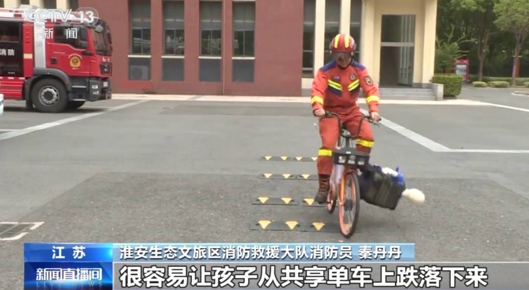 看着都疼!上海街头一男子突然求助:10岁女儿被死死卡住!这个行为太危险→