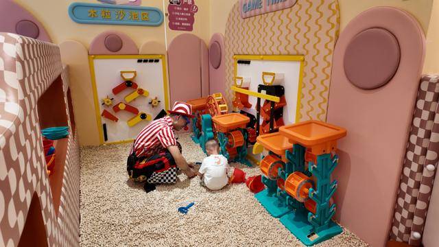 海底捞，和西贝“抢娃”