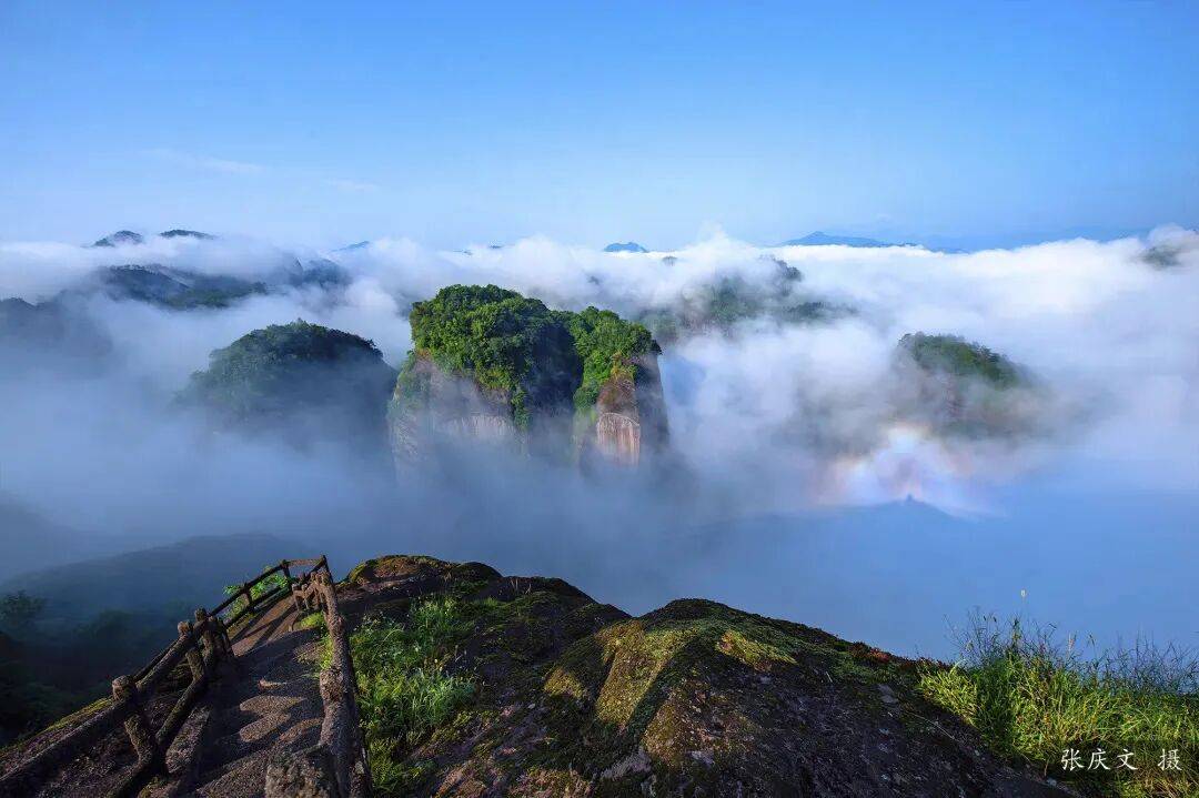 为什么年轻人迷上了爬山？ | 秋高气爽，是时候出发了→