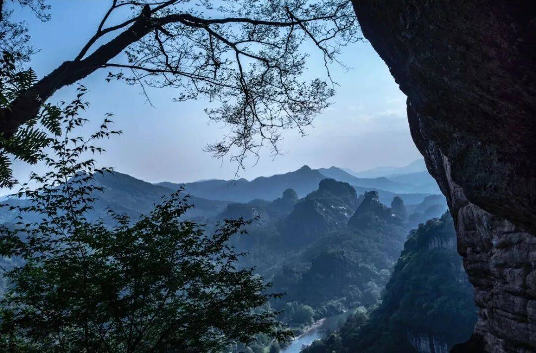 为什么年轻人迷上了爬山？ | 秋高气爽，是时候出发了→