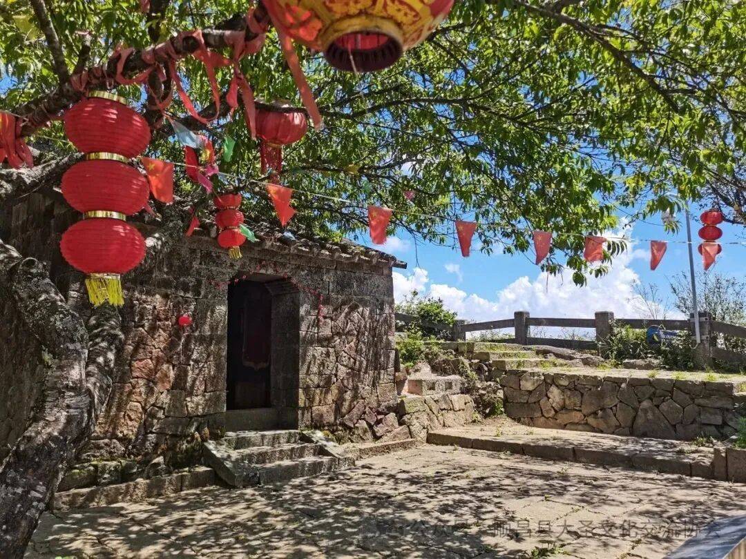 为什么年轻人迷上了爬山？ | 秋高气爽，是时候出发了→