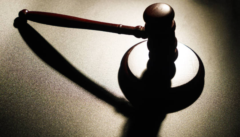 临聘人员为“挣面子”偷拍军事装备发家庭群,因泄密被判刑5年