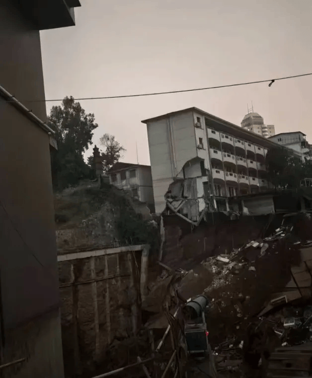 近4000人小学突发坍塌形成巨大坑洞,操场塌下去一半,“还好发生在夜里”