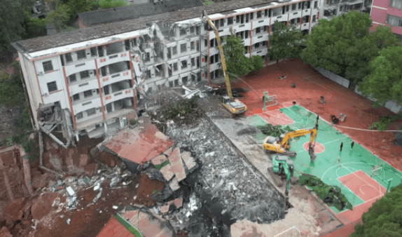 近4000人小学突发坍塌形成巨大坑洞,操场塌下去一半,“还好发生在夜里”