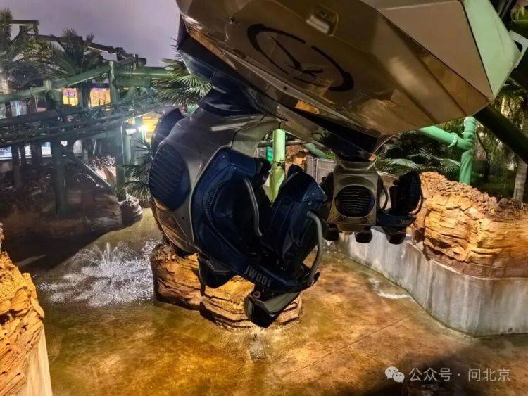 北京环球影城游客雨夜被“挂”半小时，赔一个猴子挂件？