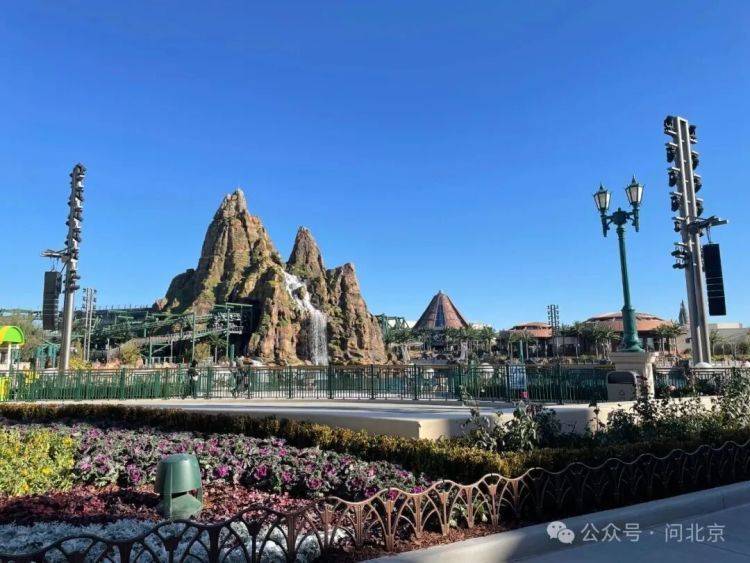 北京环球影城游客雨夜被“挂”半小时,赔一个猴子挂件?