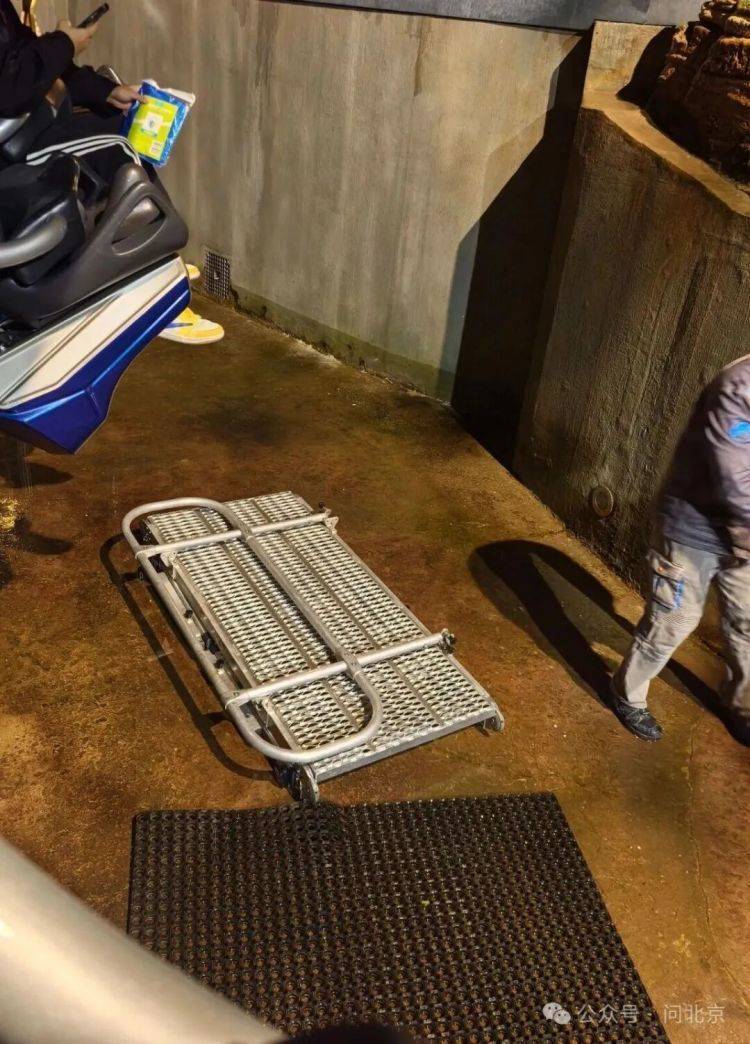 北京环球影城游客雨夜被“挂”半小时,赔一个猴子挂件?