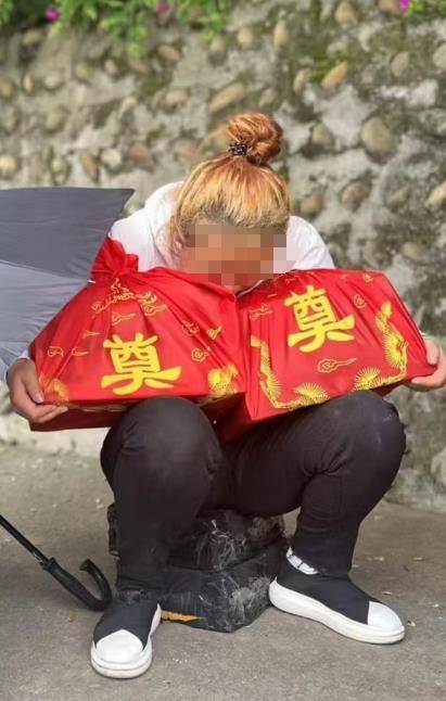 货车高速追尾撞死父子和保姆，司机被判缓刑后今日再审开庭，死者家属：他至今未道歉