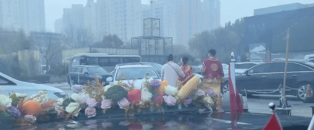 “不给50条烟不让走” ? 知情者称一婚车被拦,新人弃车离开,律师:已达刑事立案标准