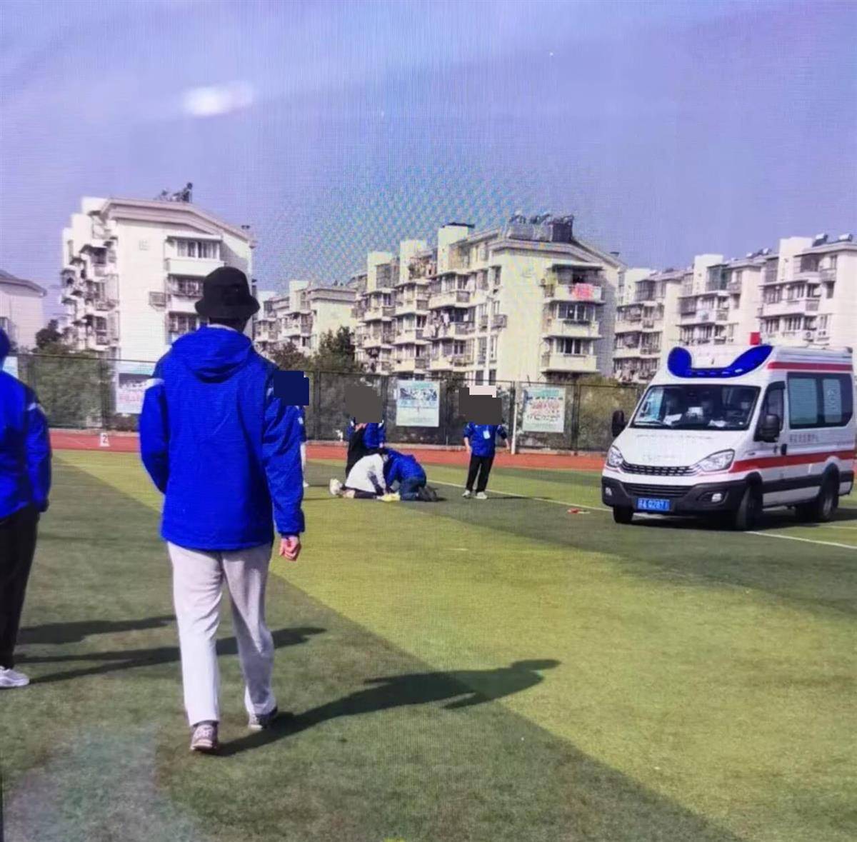 南京一学生在运动会上跑200米时倒地去世,官方:深感痛心,已与亲属沟通妥善处理