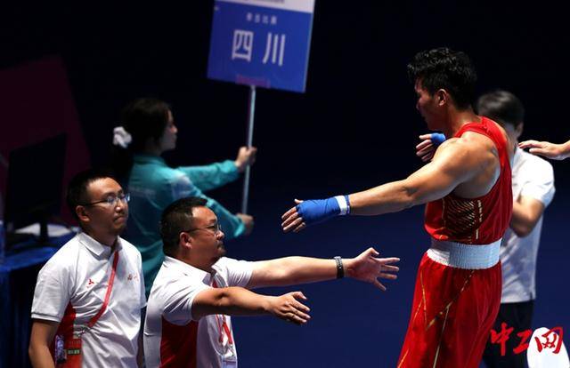 全运会拳击男子80公斤级决赛，王小保夺冠！