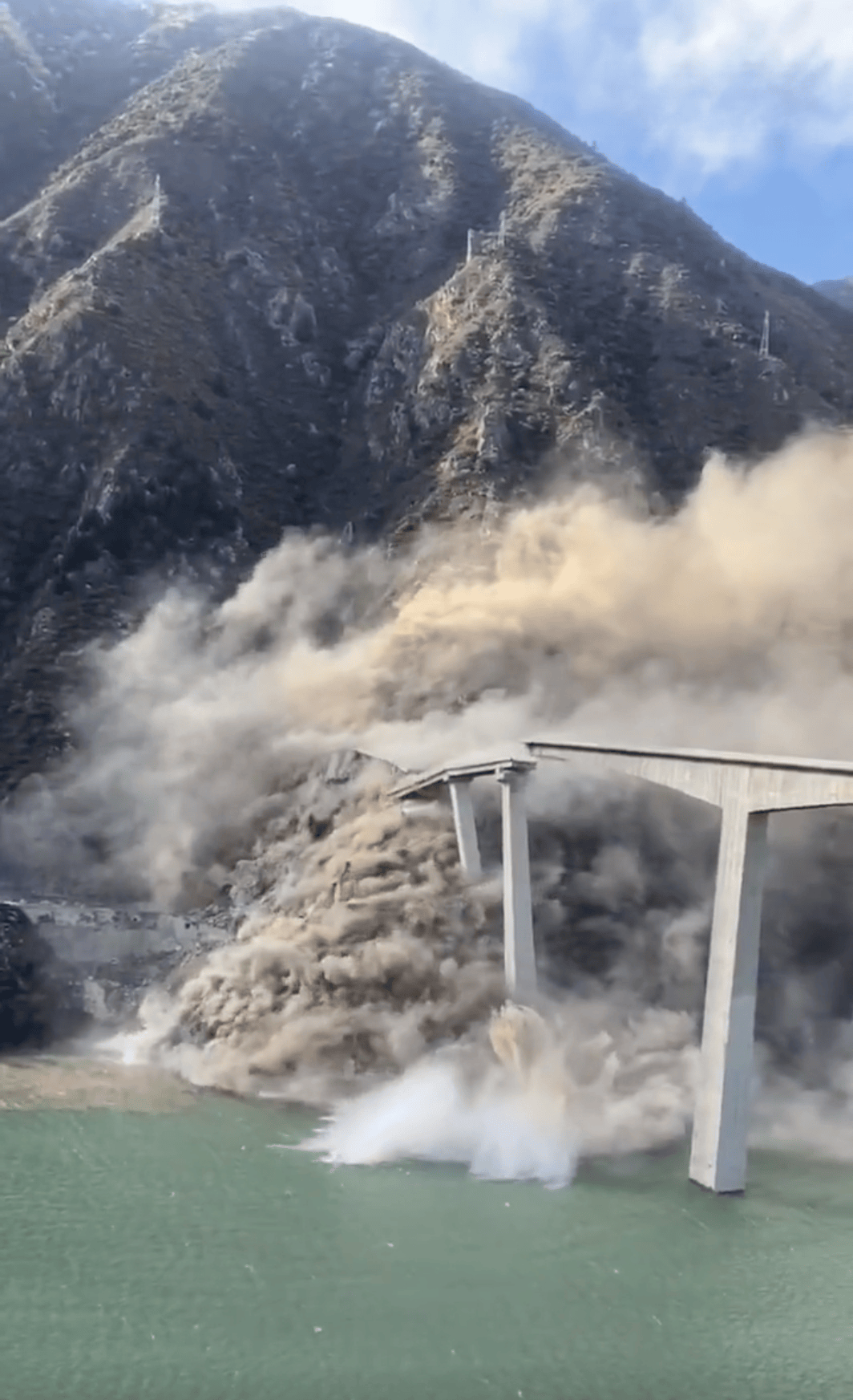 四川阿坝红旗桥为何垮塌?官方回应