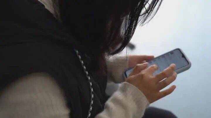 扬州一女子刷短视频惹祸:偷偷去银行取了6万现金,结果……