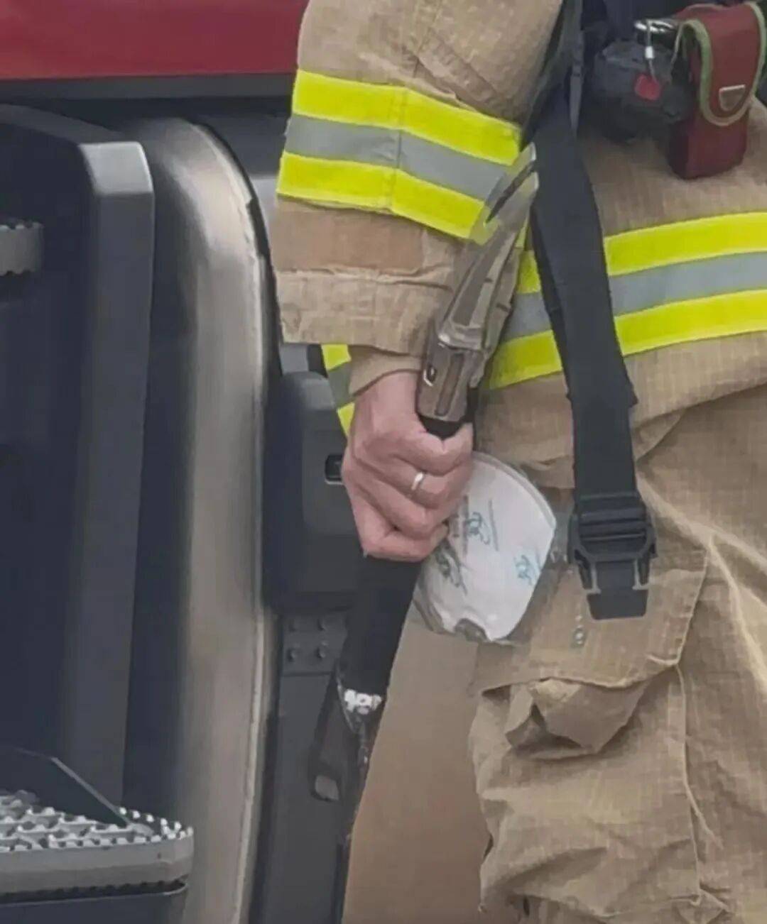 已致94人遇难,李家超:望内地协助!廉政公署:或涉贪污!这一幕令人破防