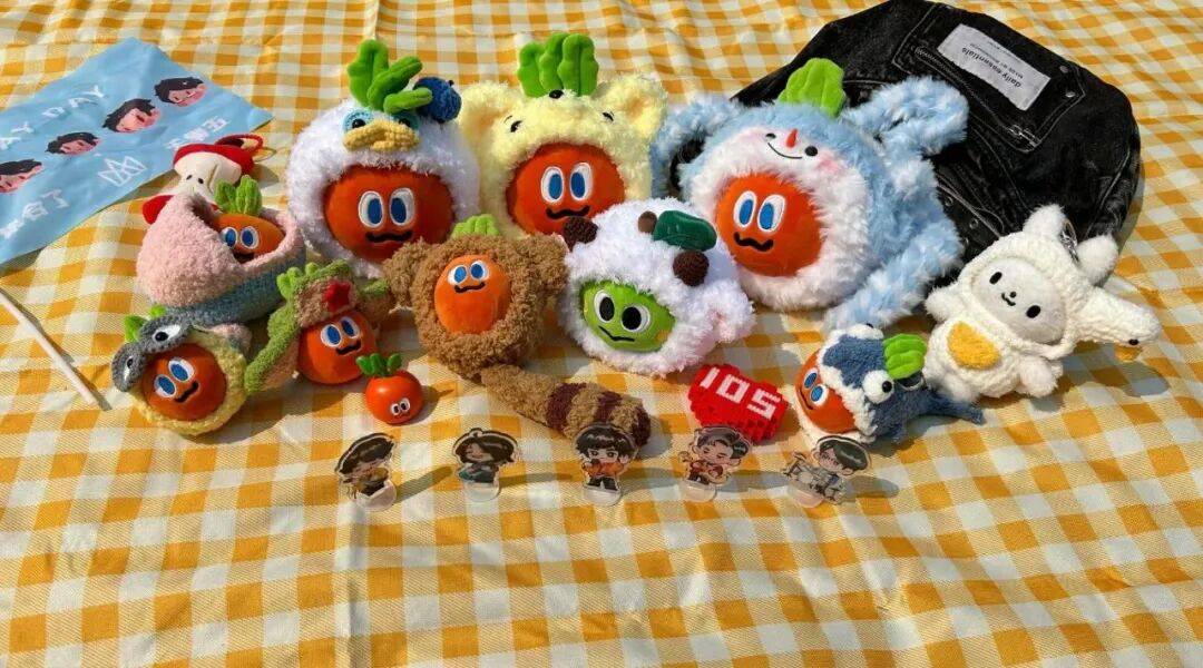 “50块帆布包配3000块包挂”,时髦年轻人背半个身家出门