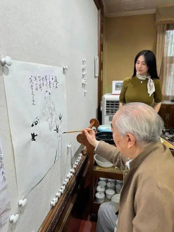 “失联风波”过后,87岁画家范曾首次公开露面,发文称喜获独子、迁入新居,与女儿继子断绝关系