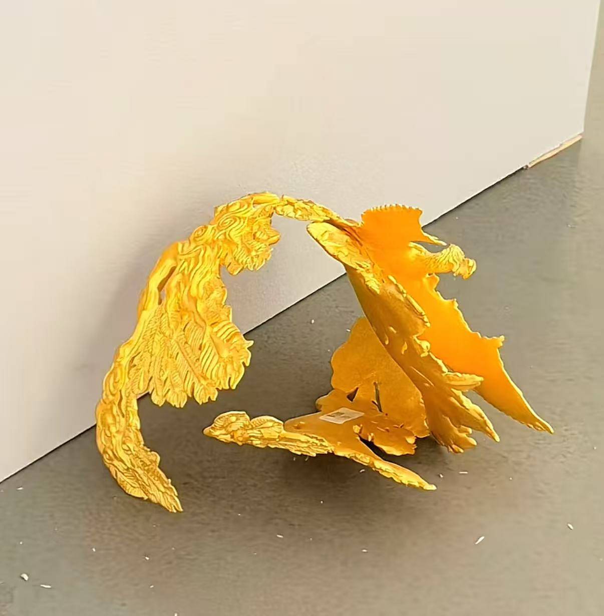 4斤黄金凤冠在免费展览中被男童触碰损坏,办展美术馆:罩子是没有固定的,律师分析