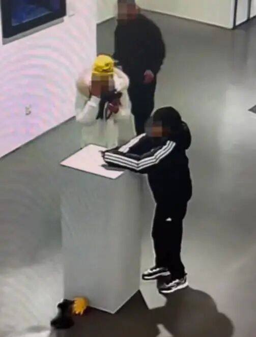 4斤黄金凤冠被男童损毁,美术馆回应