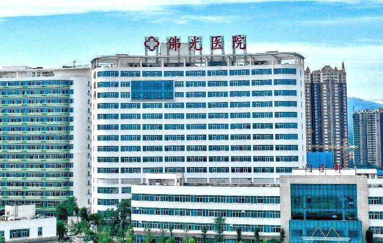 峨眉山市一女婴剖腹产出生当天夭折,父亲质疑抢救方向错误,医院:建议走法律途径