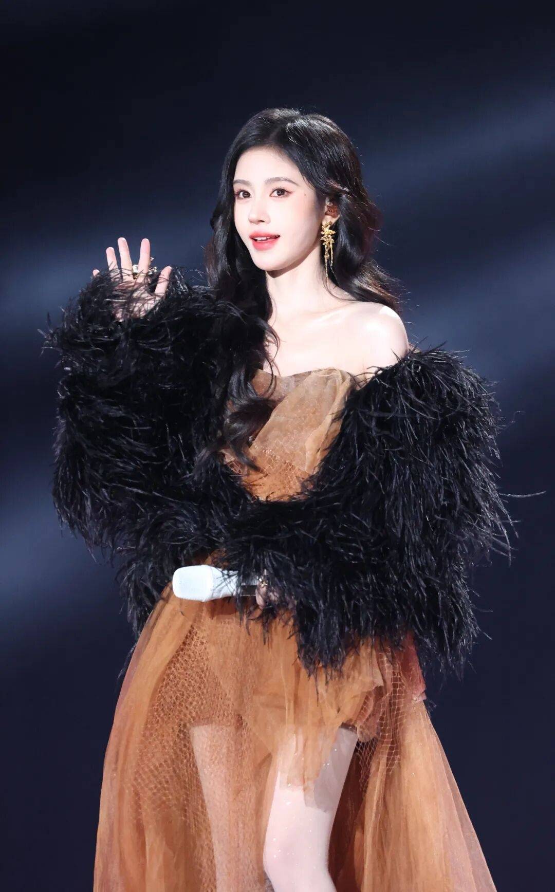 丝芭传媒称鞠婧祎多次编造谎言,“涉嫌严重经济犯罪”,将择日全网公开实名举报