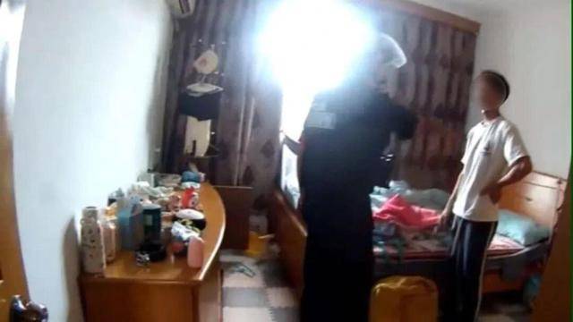 砰!浙江女子刚坐进车里,一把菜刀砸在眼前,随后剪刀又飞来