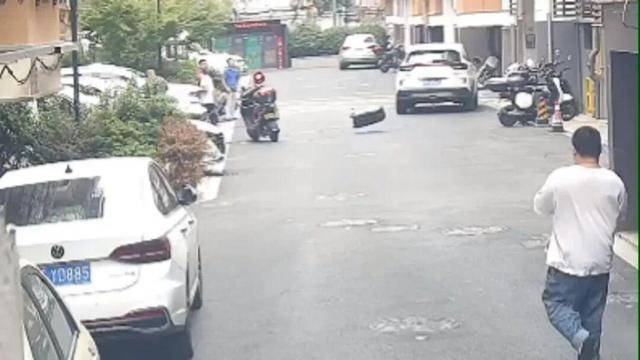 砰!浙江女子刚坐进车里,一把菜刀砸在眼前,随后剪刀又飞来