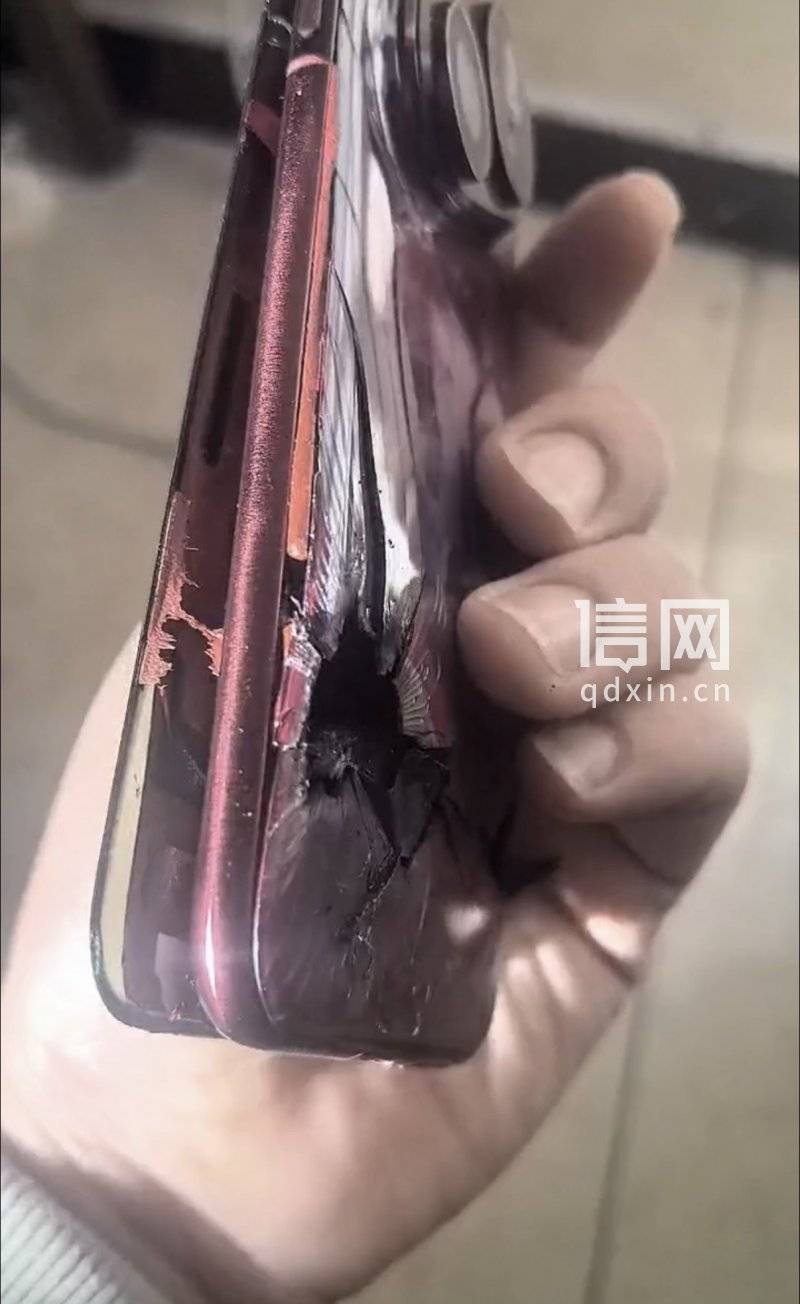 华为新手机充电时电池爆了 售后凭照片认定“外力所致”拒保 消费者:难道我买的是摔炮?