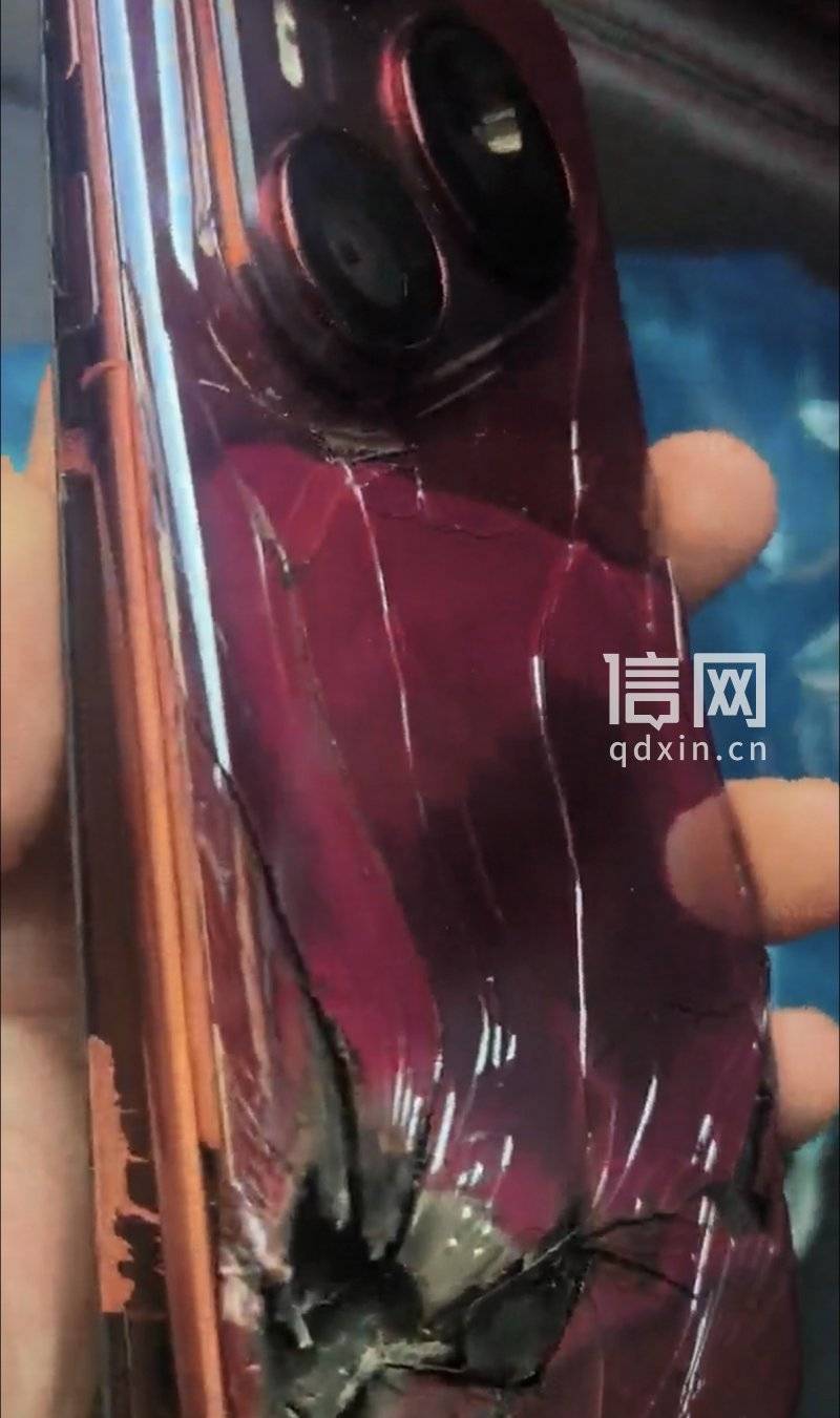华为新手机充电时电池爆了 售后凭照片认定“外力所致”拒保 消费者:难道我买的是摔炮?