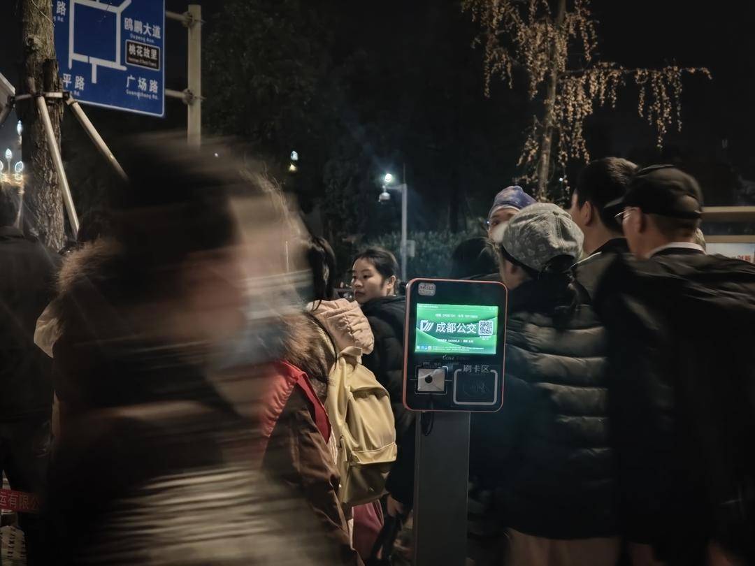 成都地铁2号线东段停运，通勤压力如何缓解？记者早高峰探访接驳点