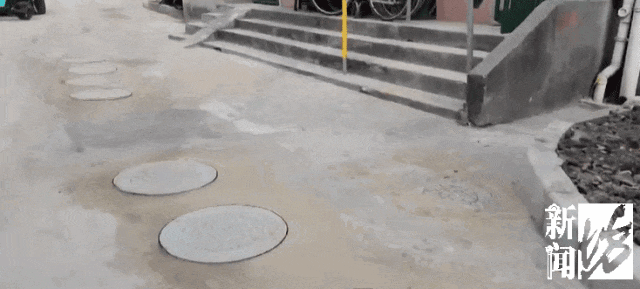 太夸张！上海人比比谁家楼下井盖多！有人家门口100个，“走路难！到处都像贴膏药”...