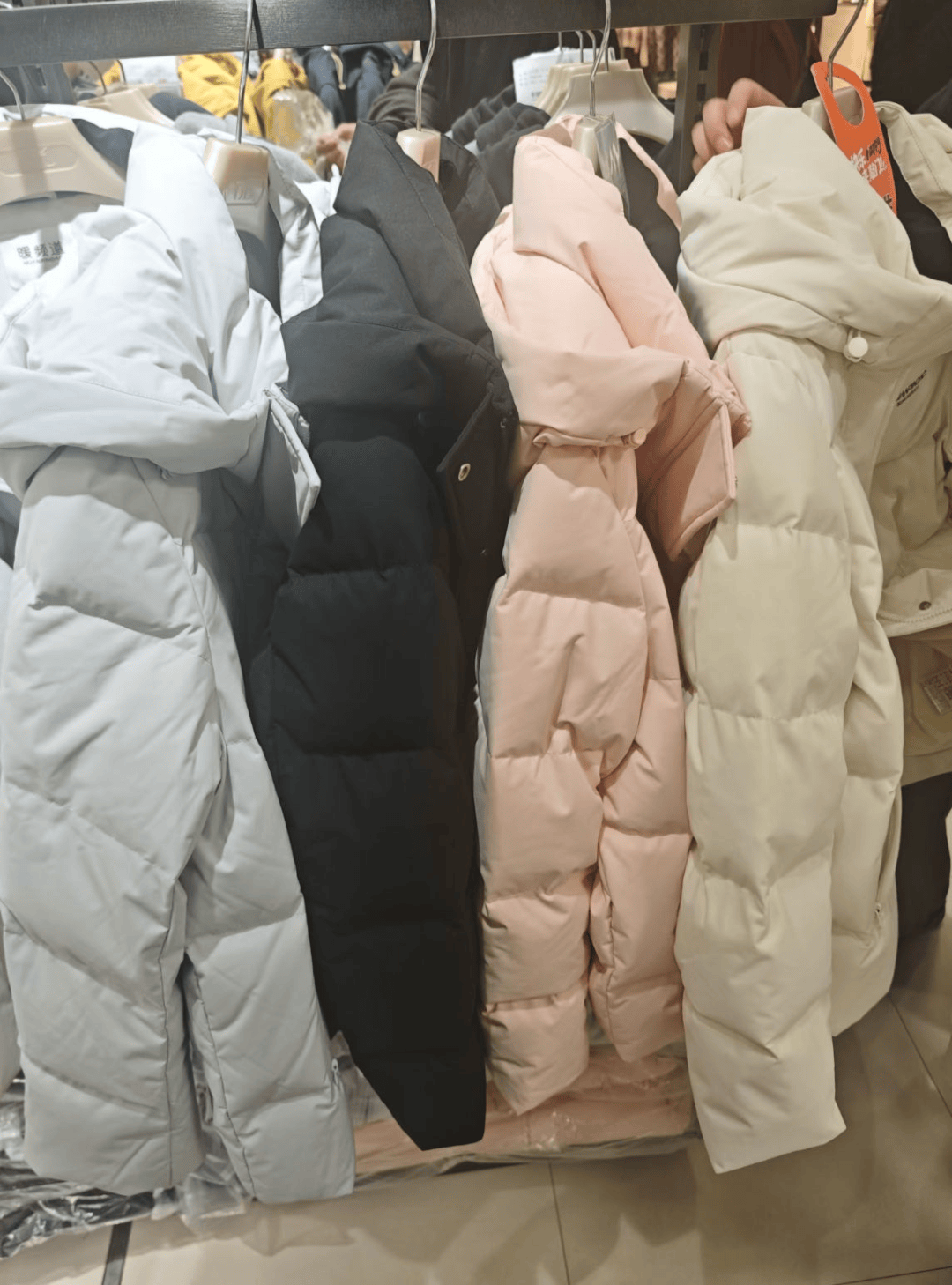 中产涌入超市抢300元羽绒服