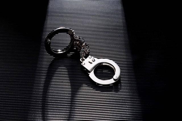 在妻子鞋里放定位器发现其出轨，丈夫两刀杀死妻子出轨对象，被判无期