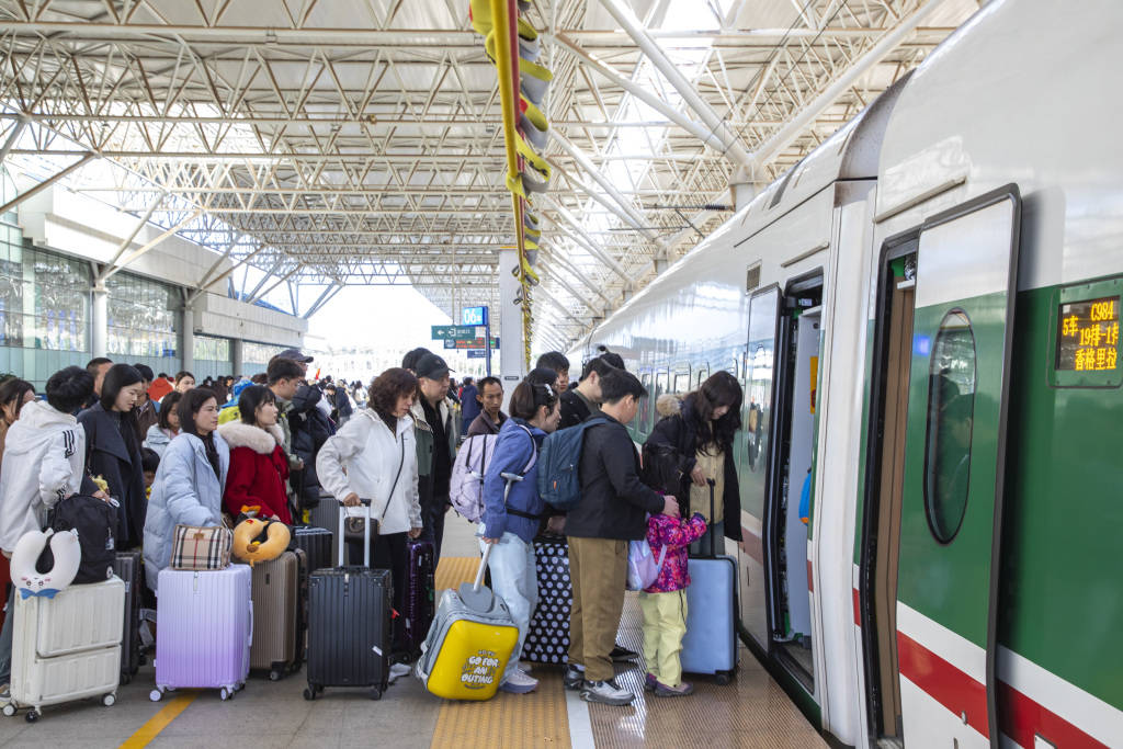 云南铁路春节假期发送旅客超350万人次，大年初七最高达53.9万人次