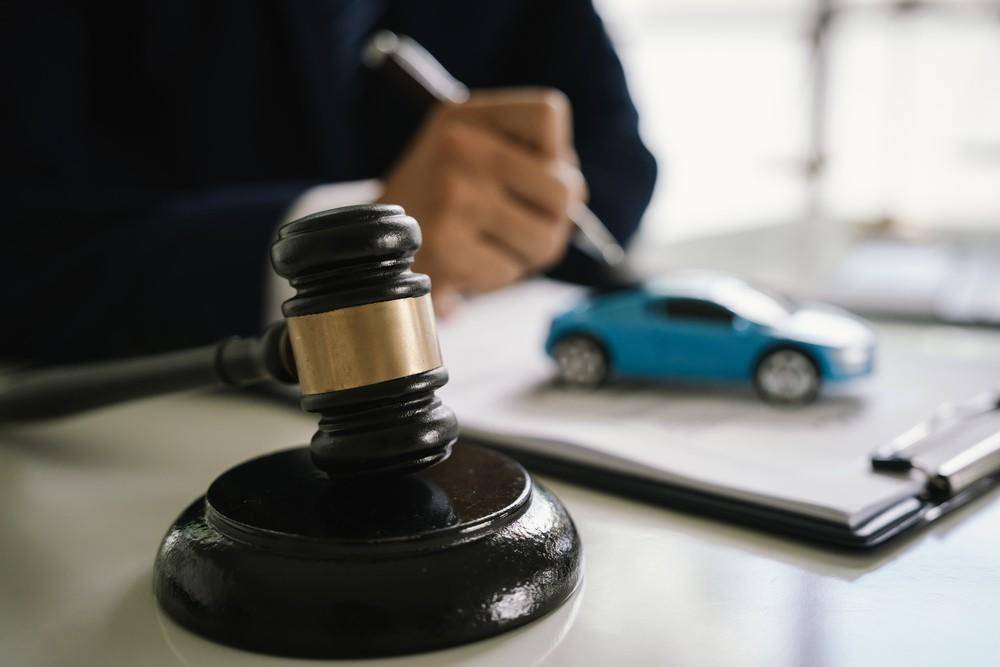 男子醉驾载妻子以92公里时速撞上路边石头致妻死亡，犯交通肇事罪被判一缓二